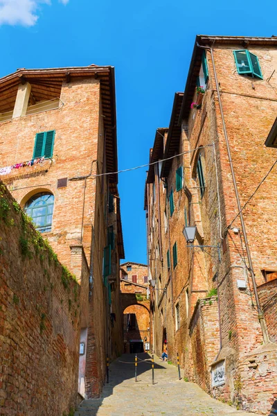 Callejón en Siena, Toscana, Italia — Foto de Stock