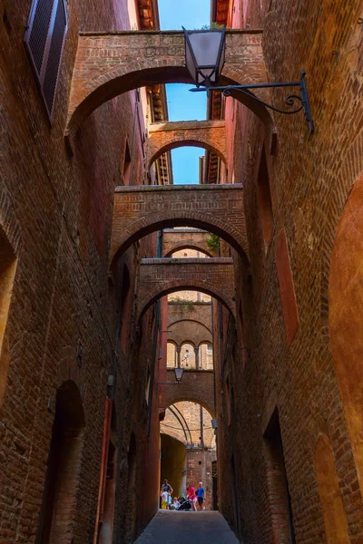 Alley in Siena, Toscane, Italië — Stockfoto