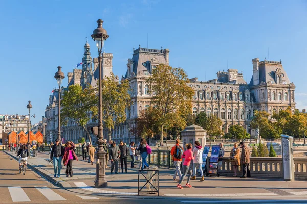 Hotel de Ville visto da di Ile de la Cite in Paris, France — Foto Stock