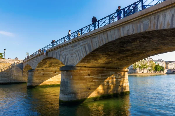 Pont de l'Archeveche, Париж, Франція — стокове фото