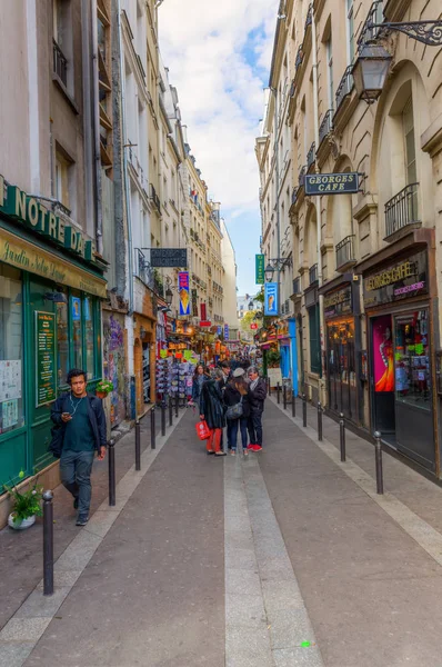 Úzká cesta v Quartier Latin, Paříž, Francie — Stock fotografie