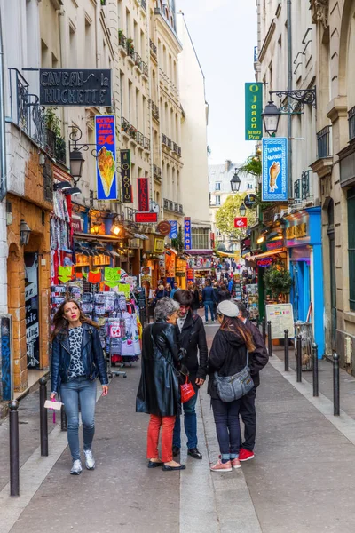 Route étroite dans le Quartier Latin, Paris, France — Photo