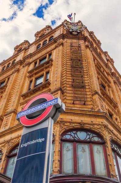 Berömda Harrods store i London, Uk — Stockfoto