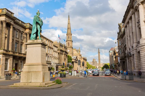 Edinburgh, İngiltere'de William Pitt heykeli ile George Street — Stok fotoğraf