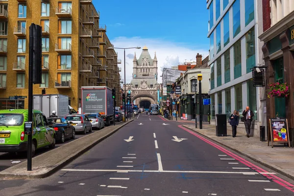 Vista desde Tower Bridge Road hasta Tower Bridge en Londres, Reino Unido —  Fotos de Stock