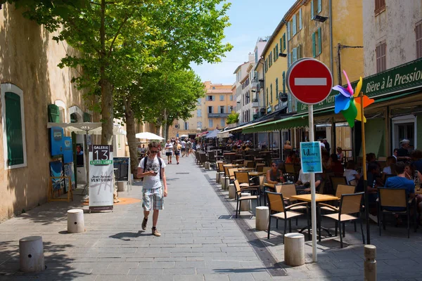 Straße mit Restaurants in Antibes, Südfrankreich — Stockfoto