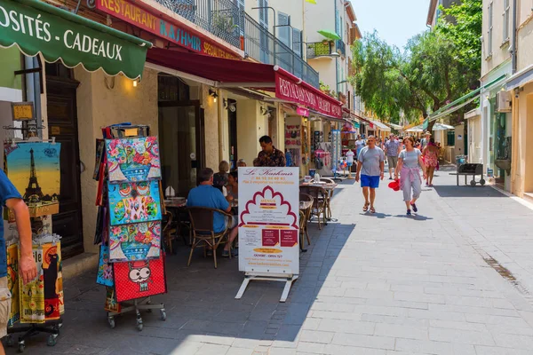 Ulica handlowa w Antibes, południowej Francji — Zdjęcie stockowe