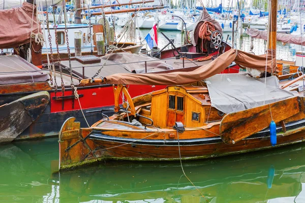 Antikes Segelboot im Hafen — Stockfoto