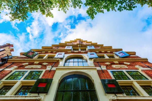 Fachada de um típico edifício histórico holandês — Fotografia de Stock