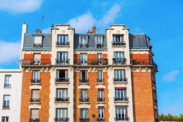 Typiska gamla staden byggnad i Paris — Stockfoto