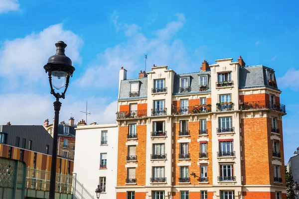 Typowy starego miasta budynek w Paryżu — Zdjęcie stockowe