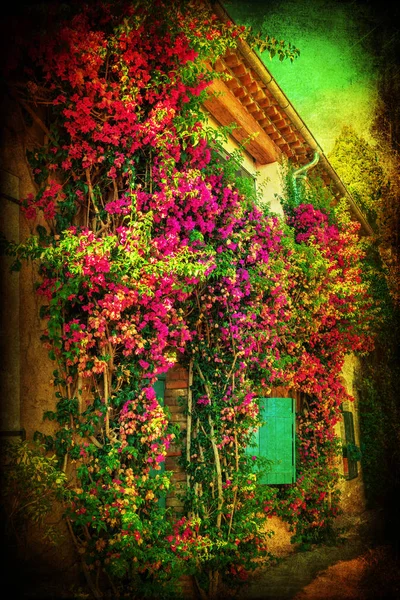 Imagen vintage de una casa con flores en Grimaud — Foto de Stock