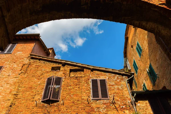 Steegje met bogen in Siena, Toscane, Italië — Stockfoto