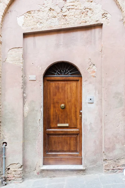 Старая дверь в Сиене, Италия — стоковое фото