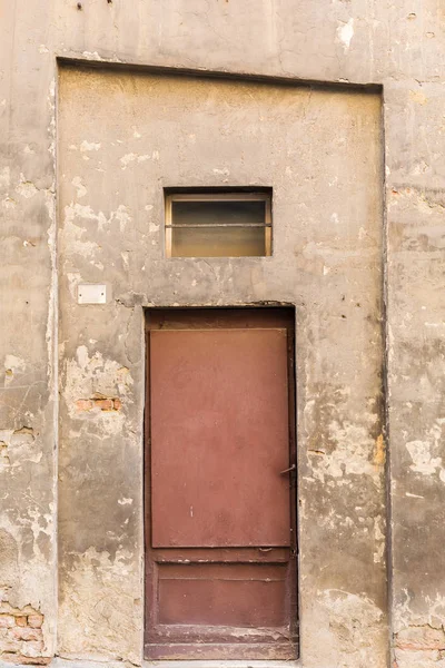 Gammal dörr i Siena, Italien — Stockfoto
