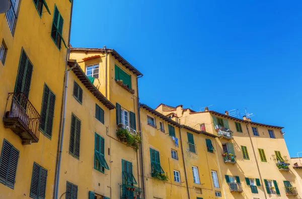 Fachadas de edifícios antigos em Lucca, Italia — Fotografia de Stock