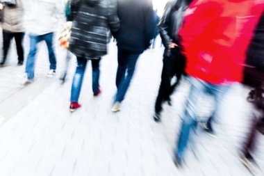 hareket ile alışveriş caddesi üzerinde yürüyen insanlar bulanıklık