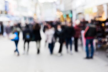 insanlar üzerinde alışveriş caddesi odak dışı
