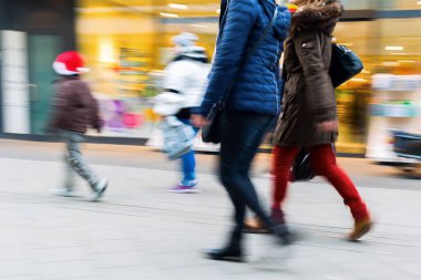 hareket ile alışveriş caddesi üzerinde yürüyen insanlar bulanıklık