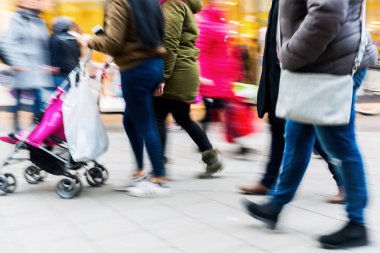 hareket ile alışveriş caddesi üzerinde yürüyen insanlar bulanıklık