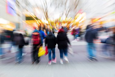 kentin etkisi zoom ile yürüyen insanlar