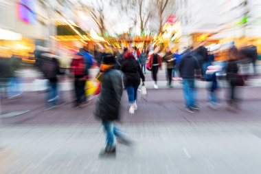 kentin etkisi zoom ile yürüyen insanlar