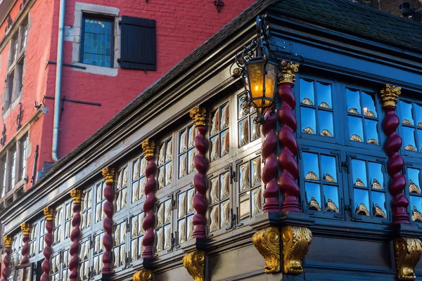 Altbau mit Kronenglasfenstern in Aachen — Stockfoto