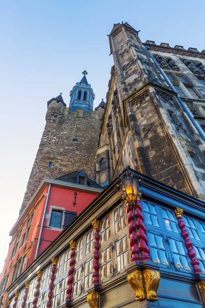 Edifício histórico e Torre Granus em Aachen — Fotografia de Stock