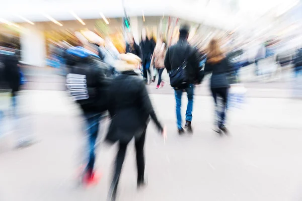 Pessoas andando na rua comercial com efeito de zoom — Fotografia de Stock
