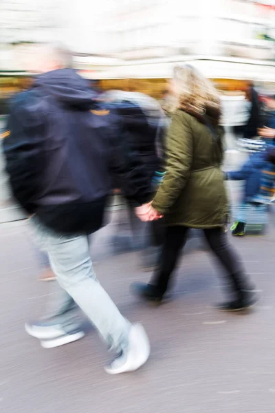 Couple walks on shopping street with motion blur — Stock Photo, Image