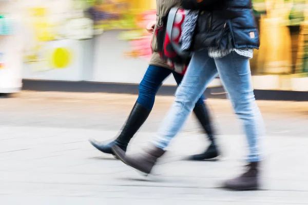 Gente caminando por la calle comercial con desenfoque de movimiento —  Fotos de Stock