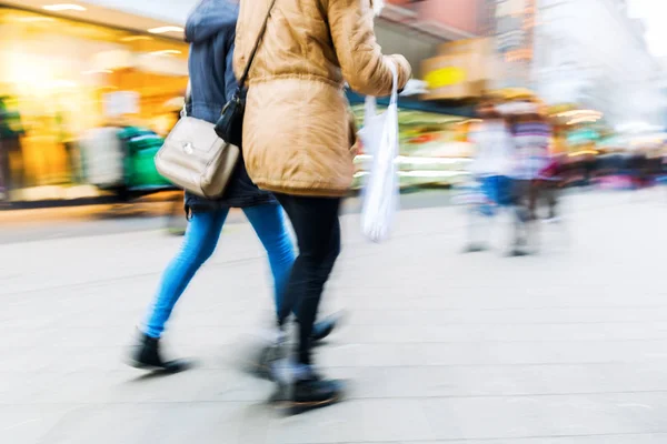 Persone che camminano sulla strada dello shopping con movimento sfocato — Foto Stock