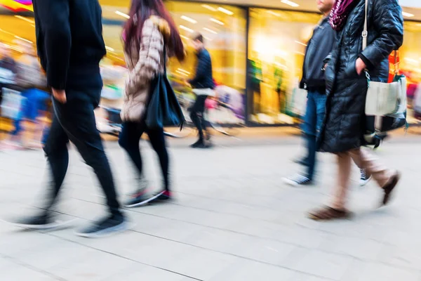 モーション付きの商店街を歩いている人のぼかし — ストック写真