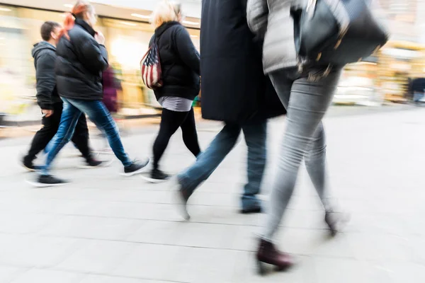 Mensen lopen op winkelstraat met motion blur — Stockfoto