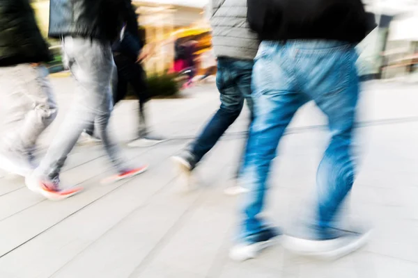Gente caminando por la calle comercial con desenfoque de movimiento —  Fotos de Stock
