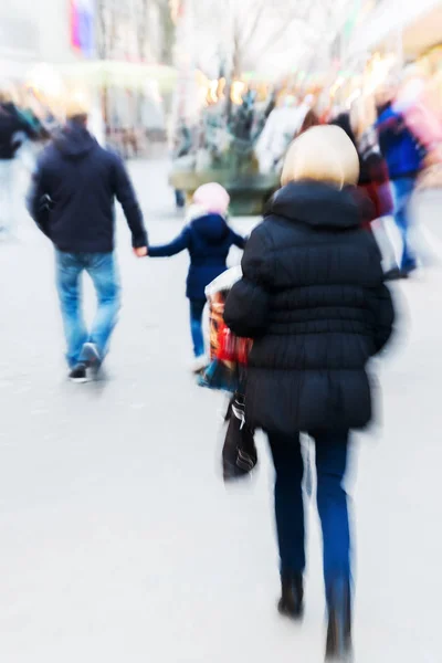 Personas caminando por la calle comercial con efecto zoom —  Fotos de Stock