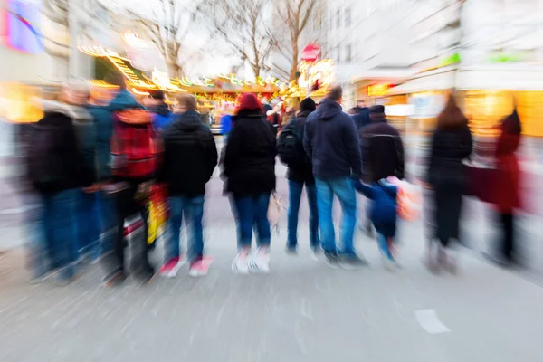Pessoas na travessia de pedestres com efeito zoom — Fotografia de Stock