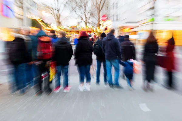 Persone all'incrocio pedonale con effetto zoom — Foto Stock