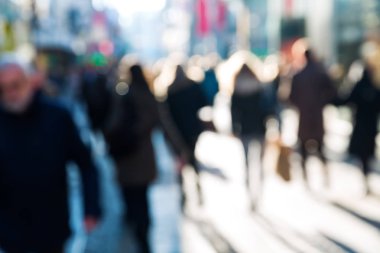 kalabalık bir alışveriş caddesi üzerindeki kişiler