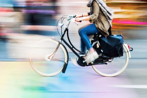 Bicicleta piloto em movimento desfoque — Fotografia de Stock