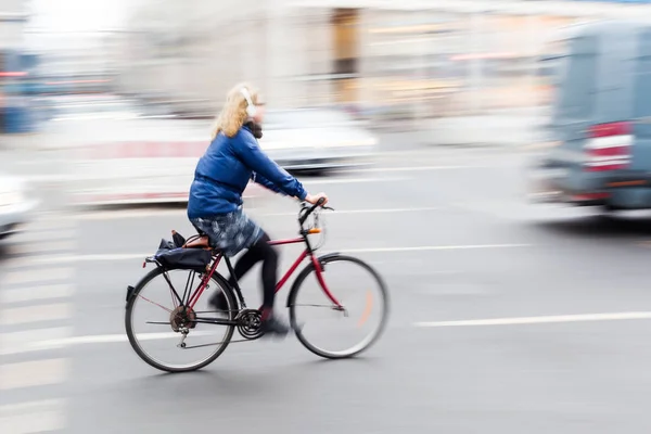 Cycliste en mouvement flou — Photo