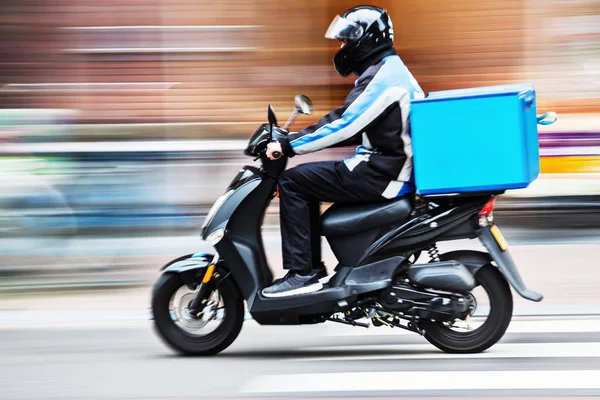 Serviço de entrega de scooter em borrão de movimento — Fotografia de Stock