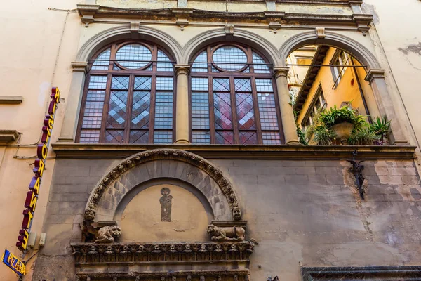 Historické fasády znakem Restaurace v Florencii — Stock fotografie