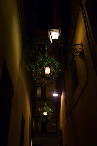 Donker steegje in Florence, Italië — Stockfoto