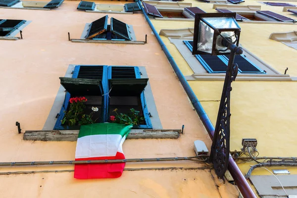 Casa velha típica na Itália com bandeira italiana — Fotografia de Stock