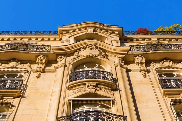 Paris'te tarihi bir binanın cephe — Stok fotoğraf