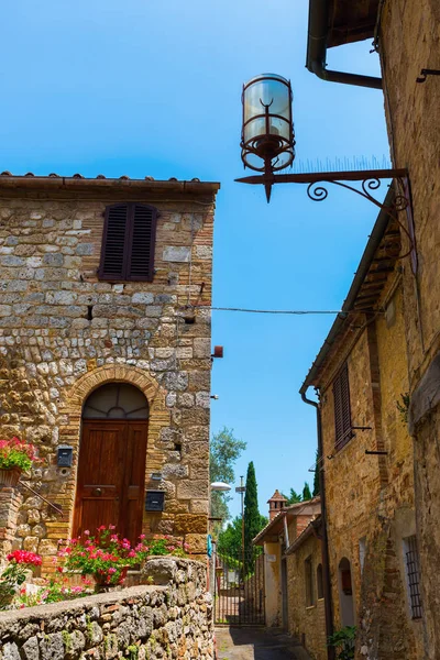 Steegje met oude huizen in San Gimignano — Stockfoto