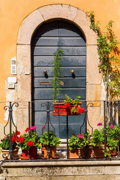 Tür eines alten Hauses in Lucca — Stockfoto