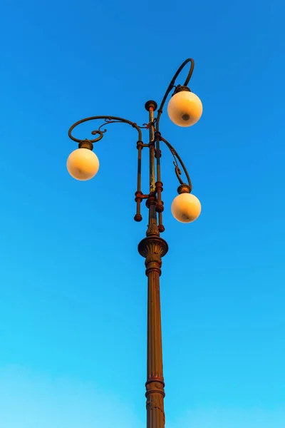 Антикварная уличная лампа в Ливорно — стоковое фото