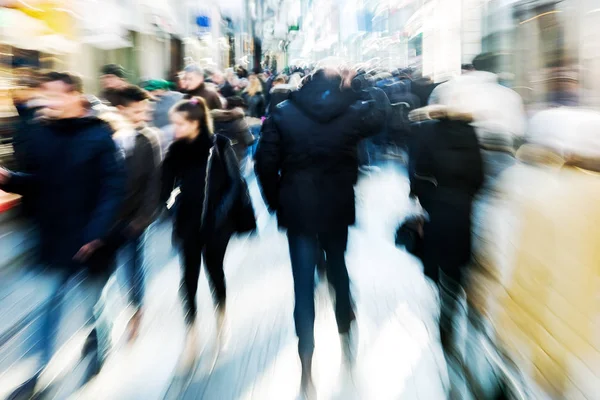 Multitud de personas en la calle comercial — Foto de Stock